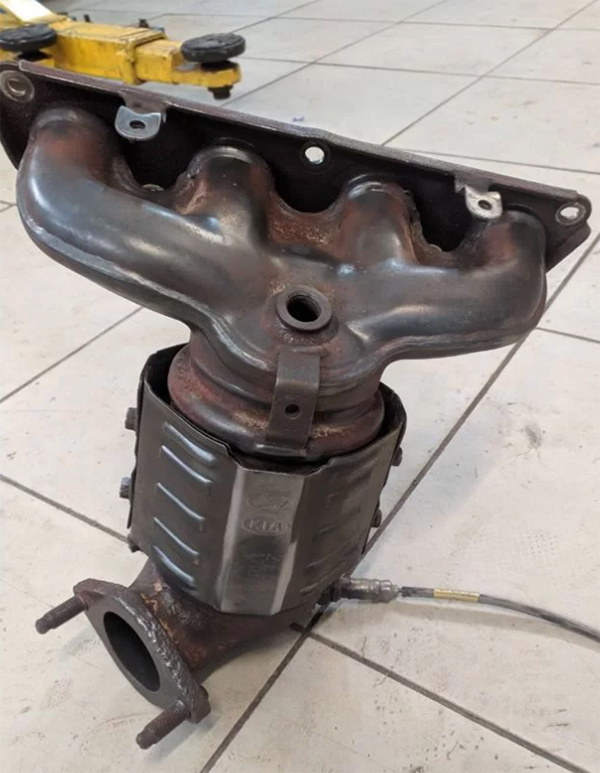 Первый катализатор внутри выпускного коллектора (мотор G4ND)