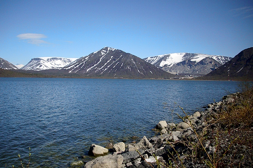    Озеро Большой Вудъявр со всех сторон окружено горами, с западной стороны к озеру вплотную прилегает гора Вудъяврчорр, одна из самых высоких вершин Хибин. / Фото: wikipedia.org