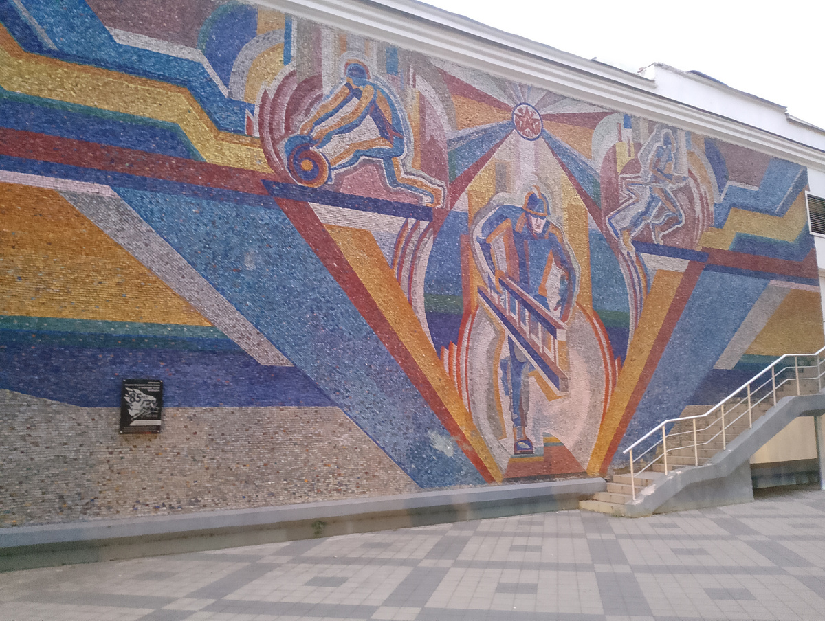 Мозаика на стене Дома спорта «Динамо» со стороны ул.Гаврилова, 1989 год. Автор эскиза Ольга Мирошниченко, выполнил Евгений Мирошниченко. 