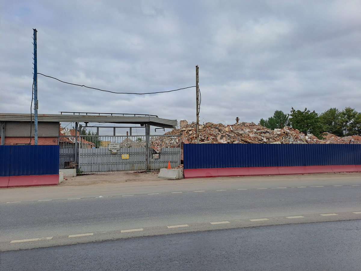 Видно, что забор еле держится 