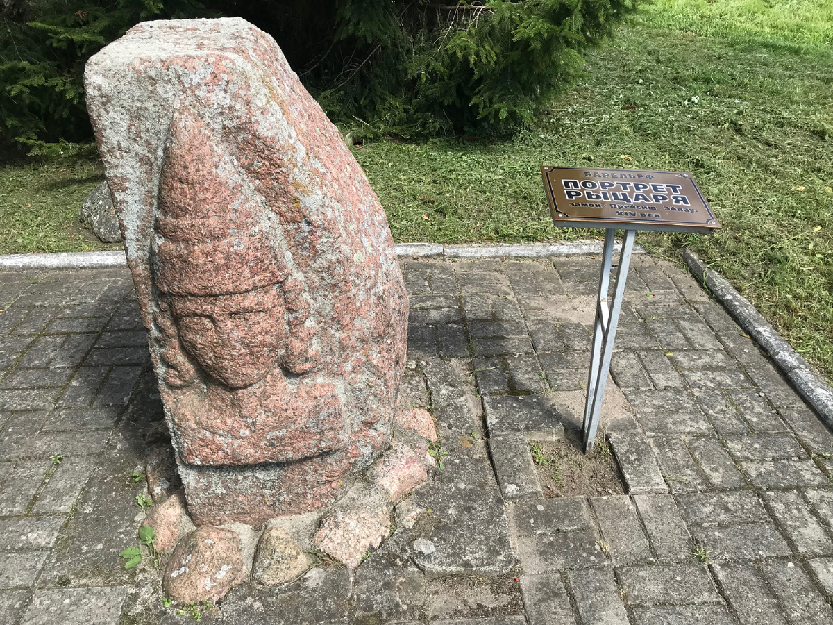 Барельеф XIV века в виде головы тевтонского рыцаря на Калининградской улице из разрушенного замка Прейсиш-Эйлау. Фото автора