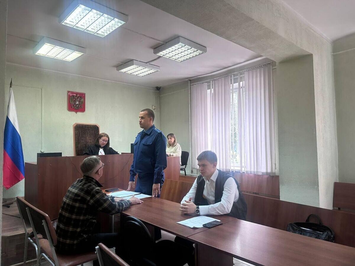    Житель Новокузнецка, обвиняемый в жестоком убийстве девушки в местном гриль-кафе, в зале суда© Фото : Прокуратура Кемеровской области - Кузбасса/Telegram