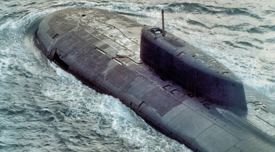 Вид с левого борта на носовую часть советской атомной подводной лодки класса «Оскар»