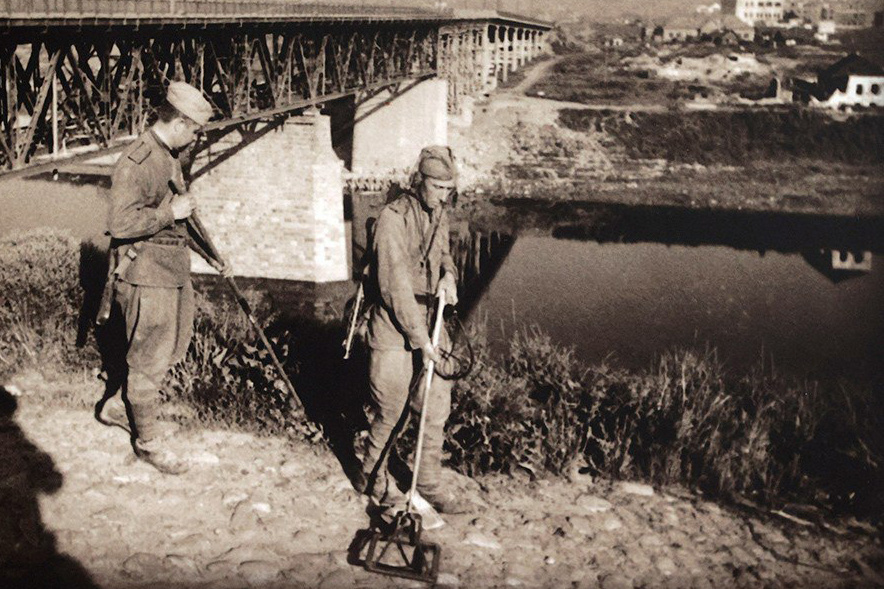 Разминирование Нового моста. Июнь 1944 года. Источник: sb.by