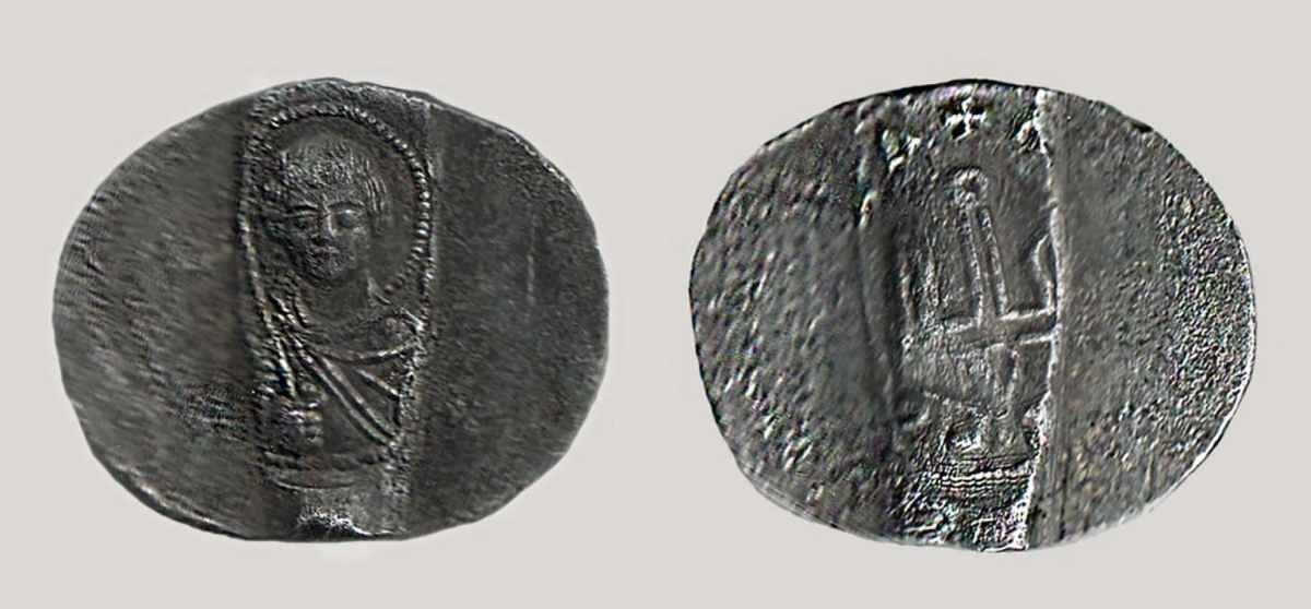 Печать Ярослава Мудрого, найденная при раскопках в Великом Новгороде в 2025 г. На одной стороне печати изображен святой Георгий с копьем, на другой — княжеский знак в виде трезубца с кругом на вершине среднего стержня. Институт археологии РАН 