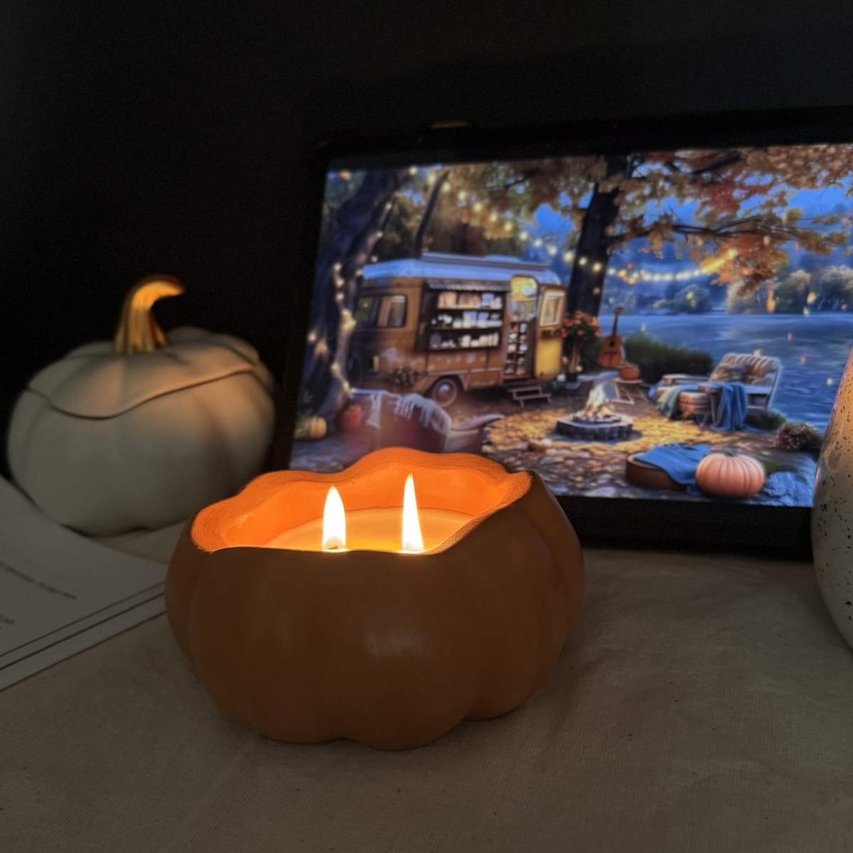 Мягкий свет добавит уюта, а свеча напомнит, что осень — время замедляться и наслаждаться моментами.