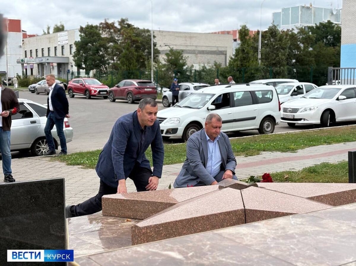     Александр Хинштейн почтил память героев в поселке Жукова Курской области
