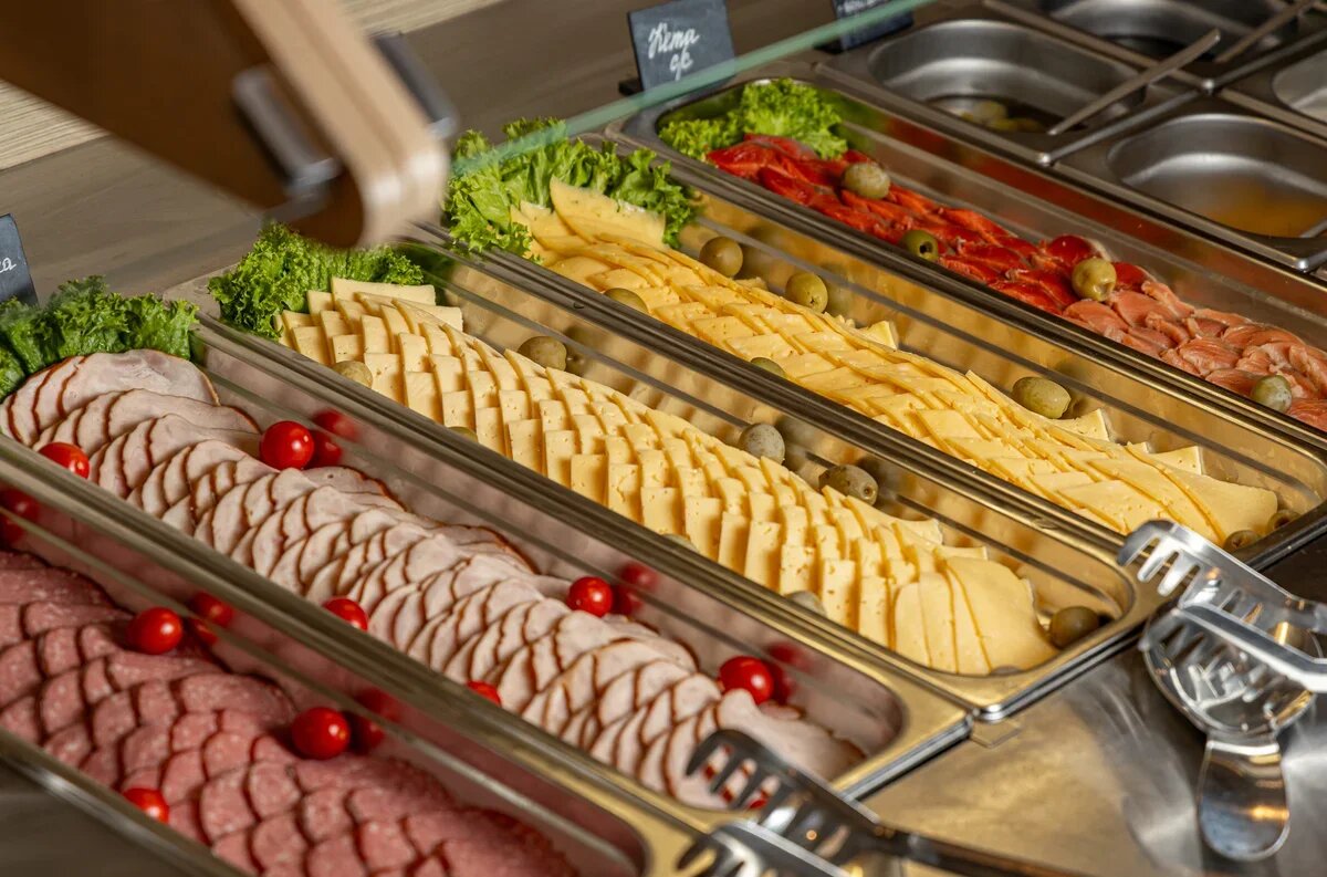    "Шведский стол" в отеле Wind Rose Hotel & SPA. Фото отеля