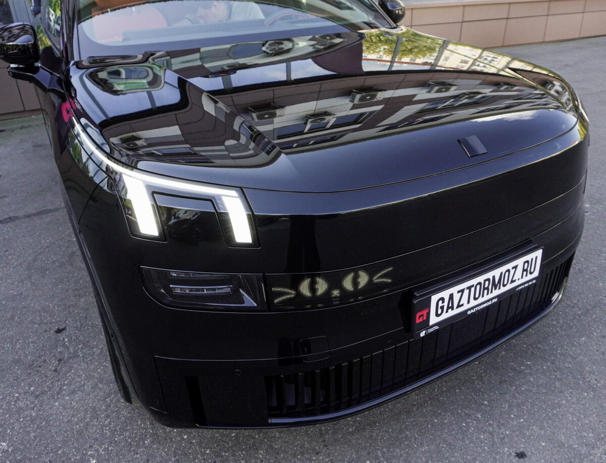 Монопанель представляет собой два диодных экрана с анимацией