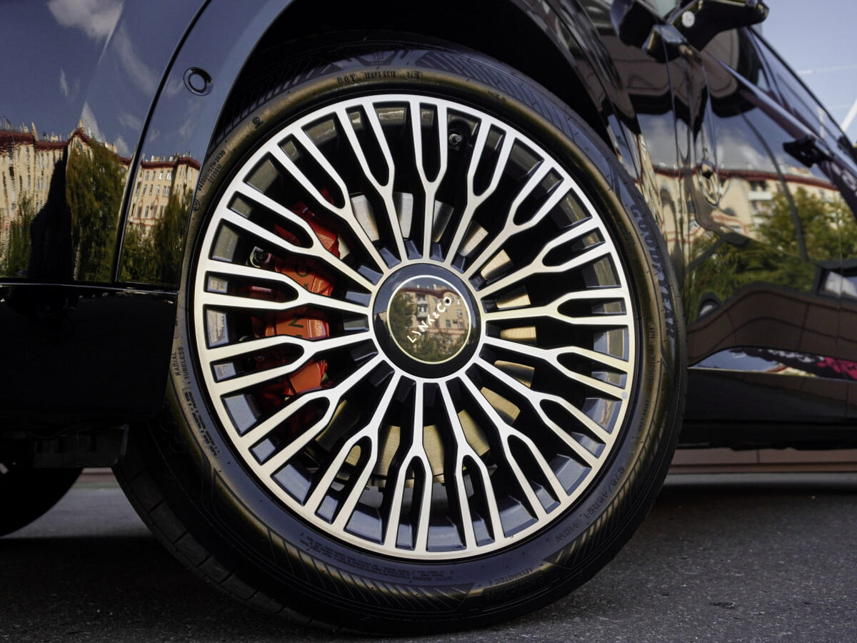  В базе у кроссовера 20-дюймовые диски