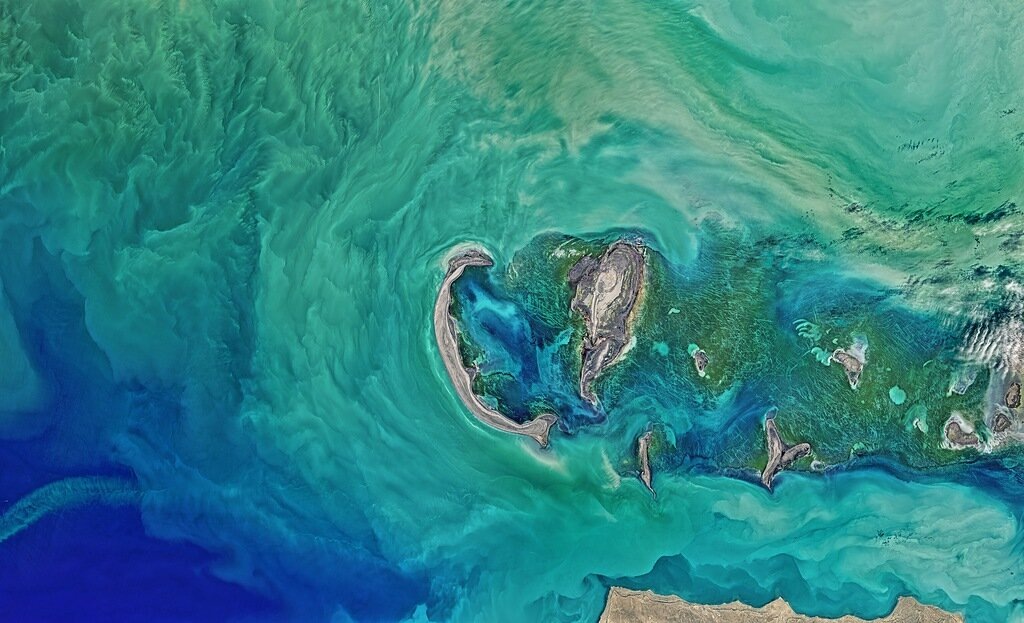 Каспийское море — мелкое, даже из космоса видно дно. Источник: NASA