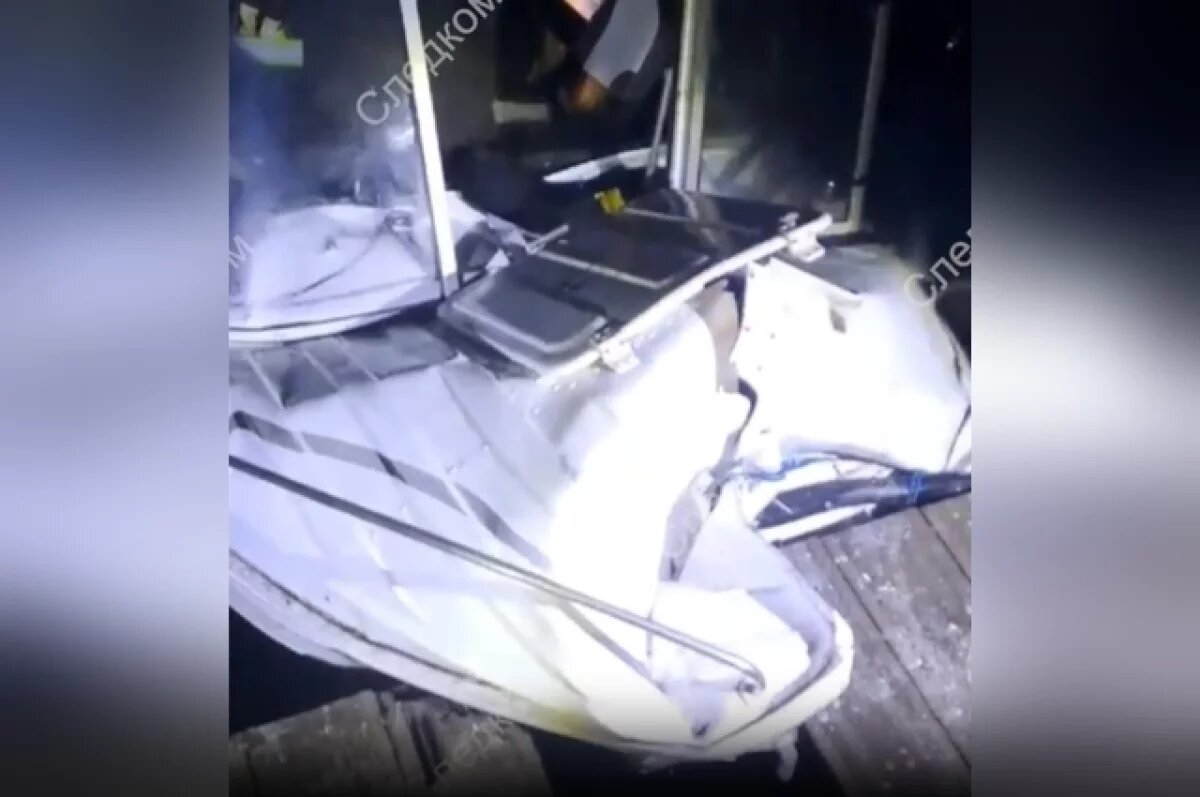    Один из пассажиров оказался за бортом, ударился о сооружение и получил тяжкие травмы.