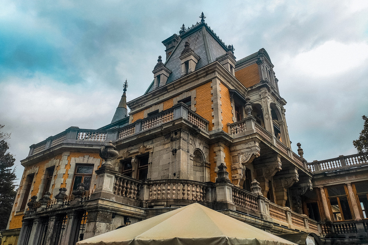 Фасад Массандровского дворца окрашен в жёлтый цвет, который придаёт сооружению праздничный вид. Фото: Анна Демидова