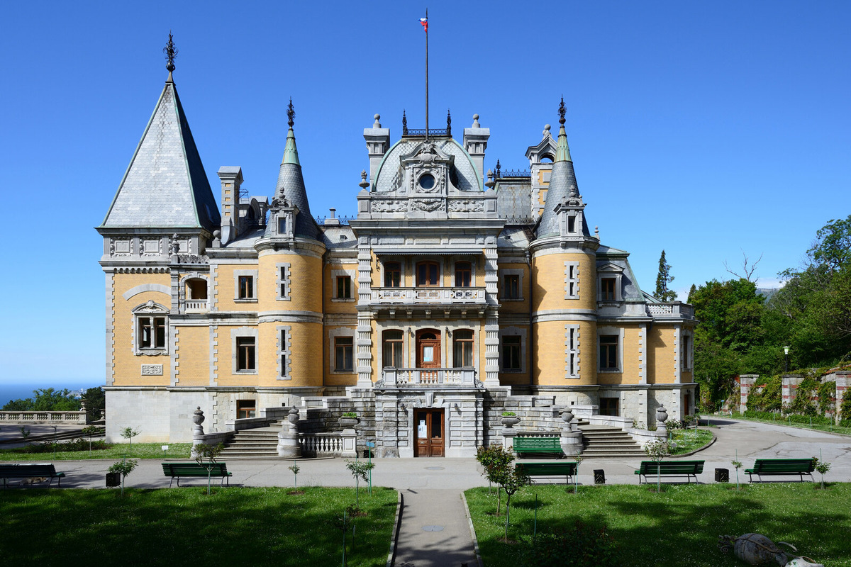 Массандровский дворец привлекает внимание эклектичностью. На средневековый стиль указывают круглые башни с узкими окнами и стреловидными крышами. Фото: Hamerani / Wikimedia