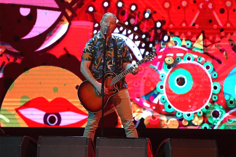    Лидер группы «Братья Грим» Константин Бурдаев выступает на концерте в Москве. Фото: РИА Новости/ Мария Девахина