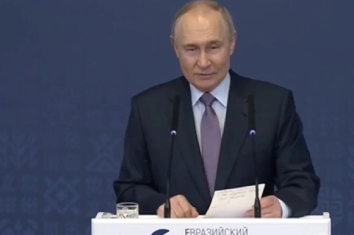    Путин на китайском поздоровался с участником арт-фестиваля из КНР