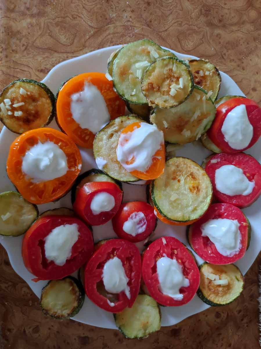 Кабачки с помидорой, сметана в качестве  намазки. Фото автора.