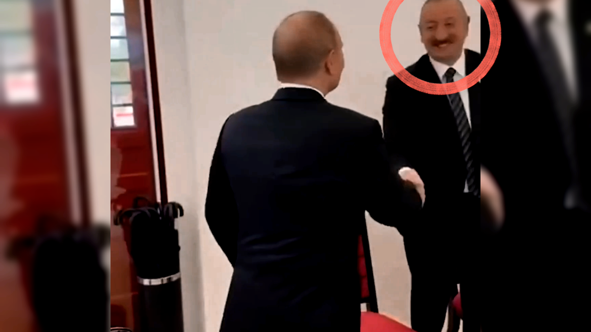 В момент рукопожатия Алиев ещё улыбается. Автор: В. Панченко