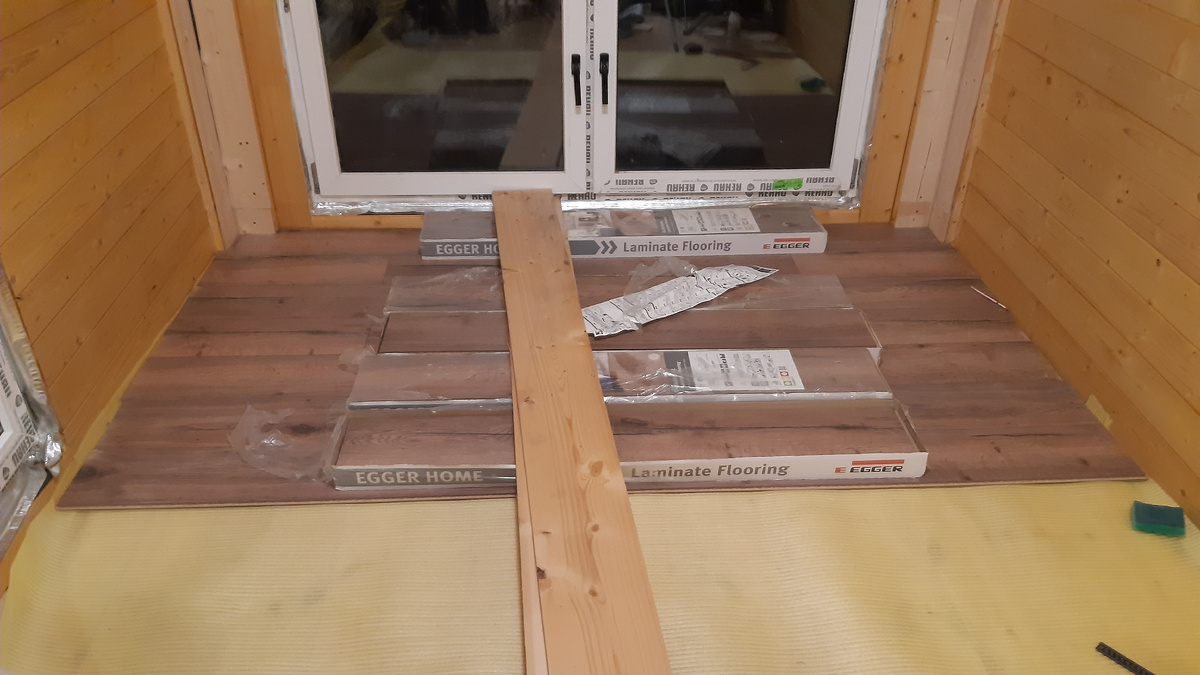 Укладка ламината в летнем домике