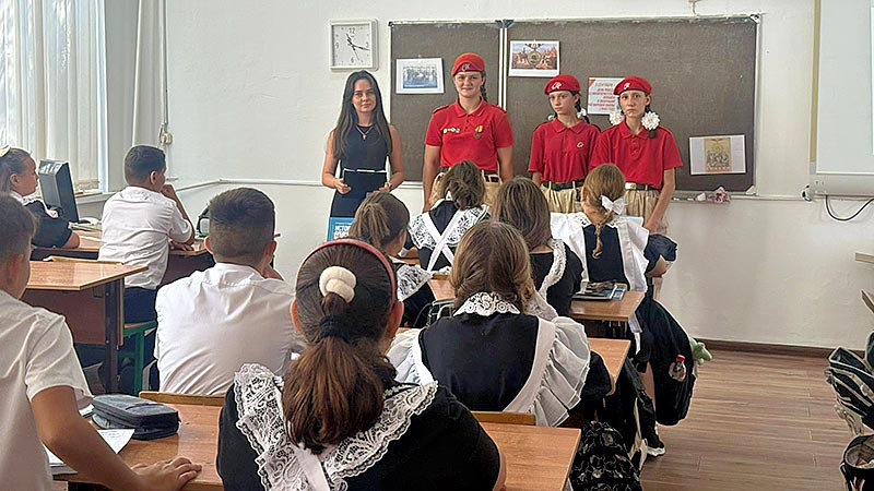    Память поколений: Юнармейцы провели уроки истории для малышей