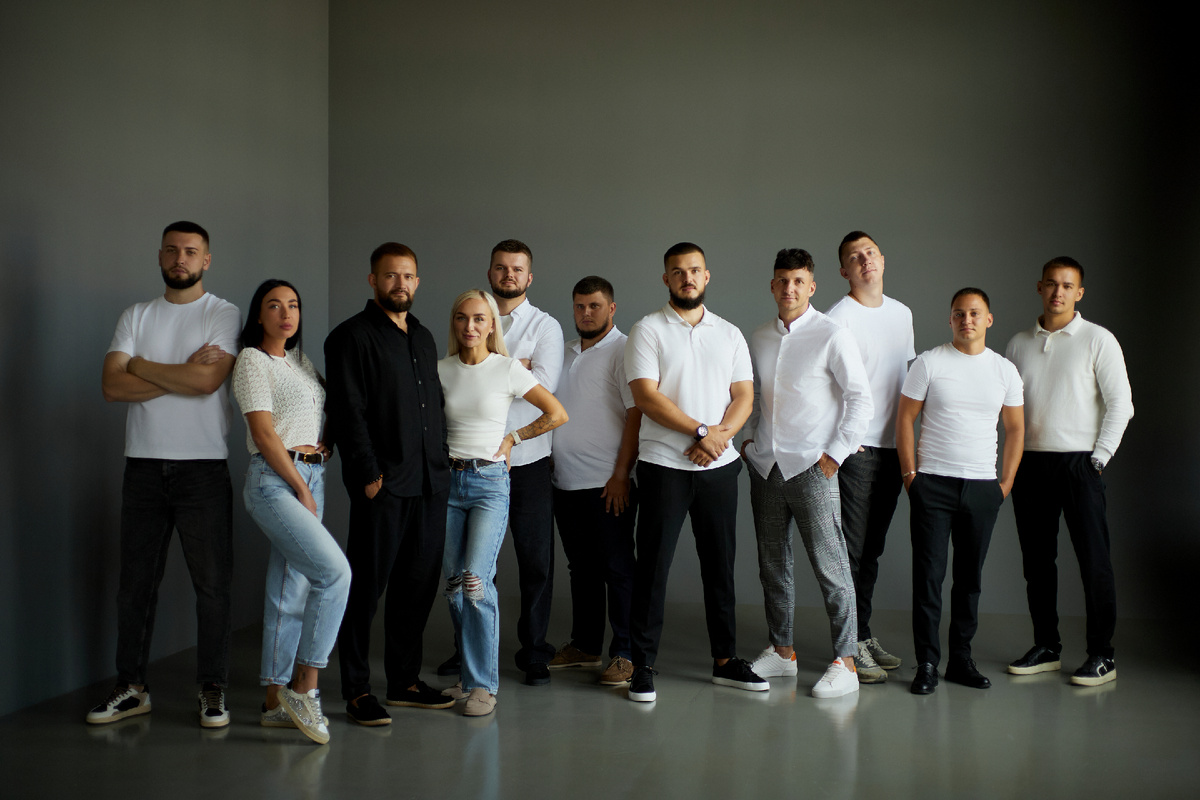 Сотрудники компании Sakura Auto Trade