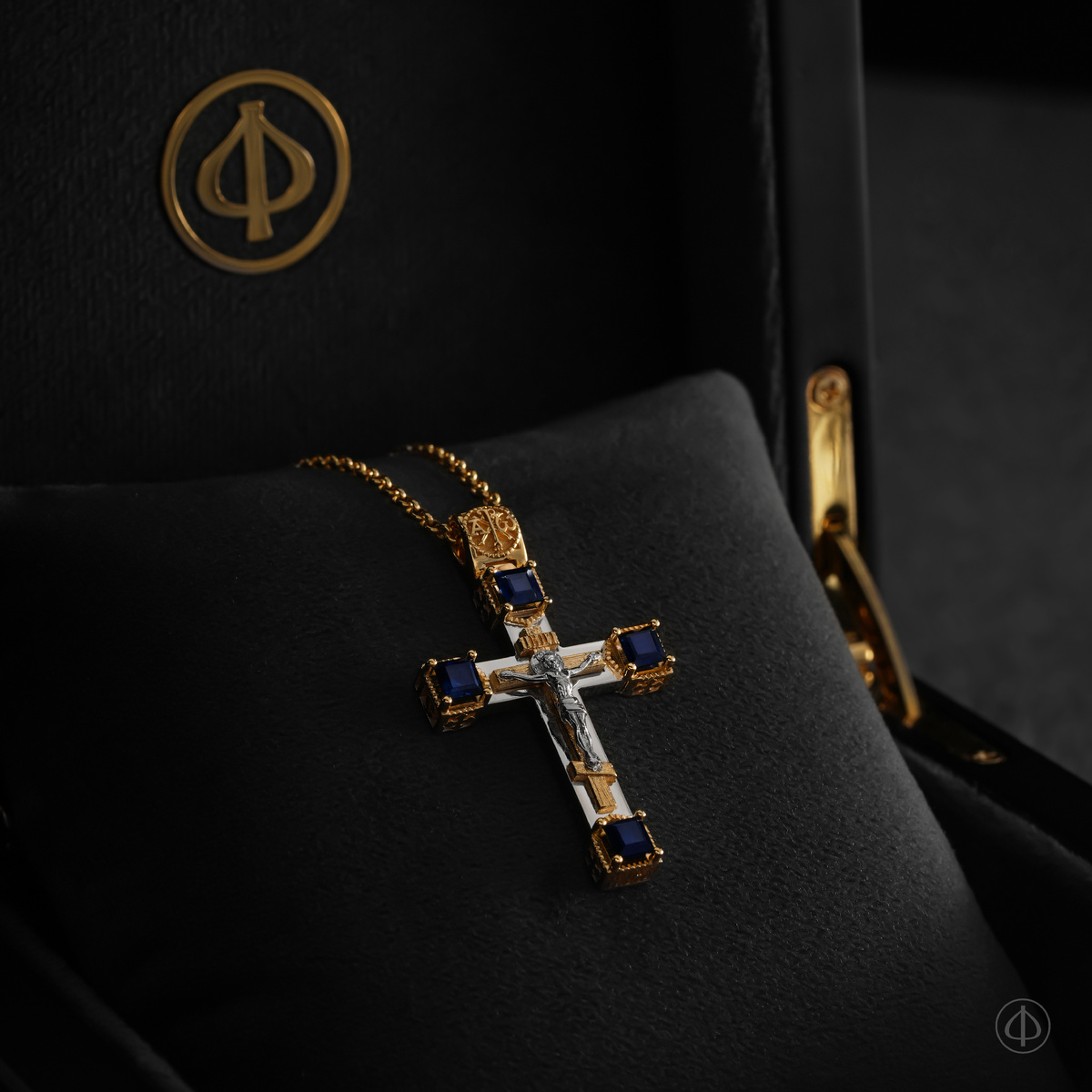 Крест из золота 750 и платины с сапфирами Арт.017