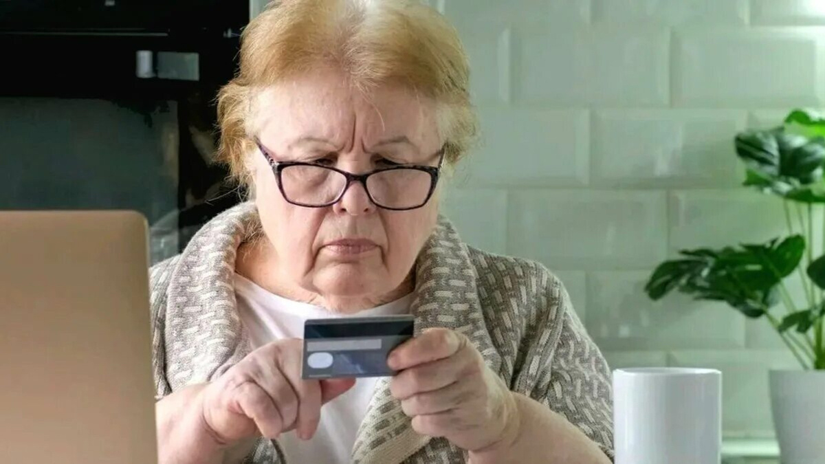 Какие карты лучше срочно закрыть, пока они не вогнали вас в долги?