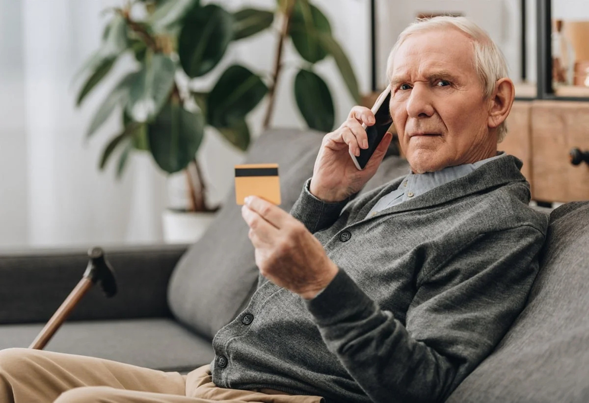 Старые зарплатные банковские карты