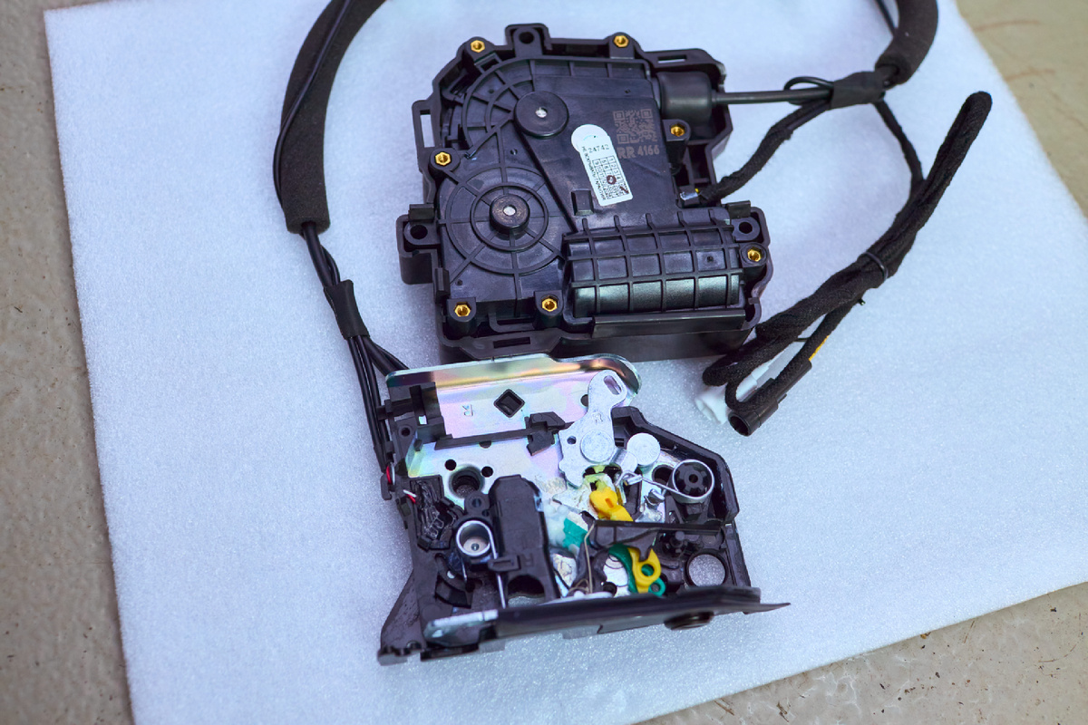 Источник фото: https://custom-heroes.ru/raboty/marka-avtomobilya/audi/audi-q7-ustanovka-dovodchikov-dverey/