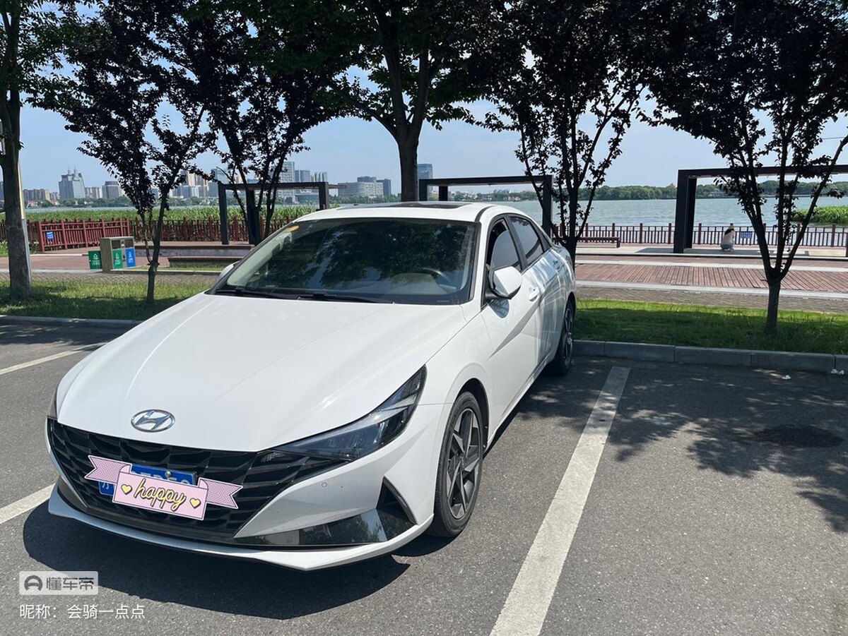 Фото 2. Передняя часть Hyundai Elantra.