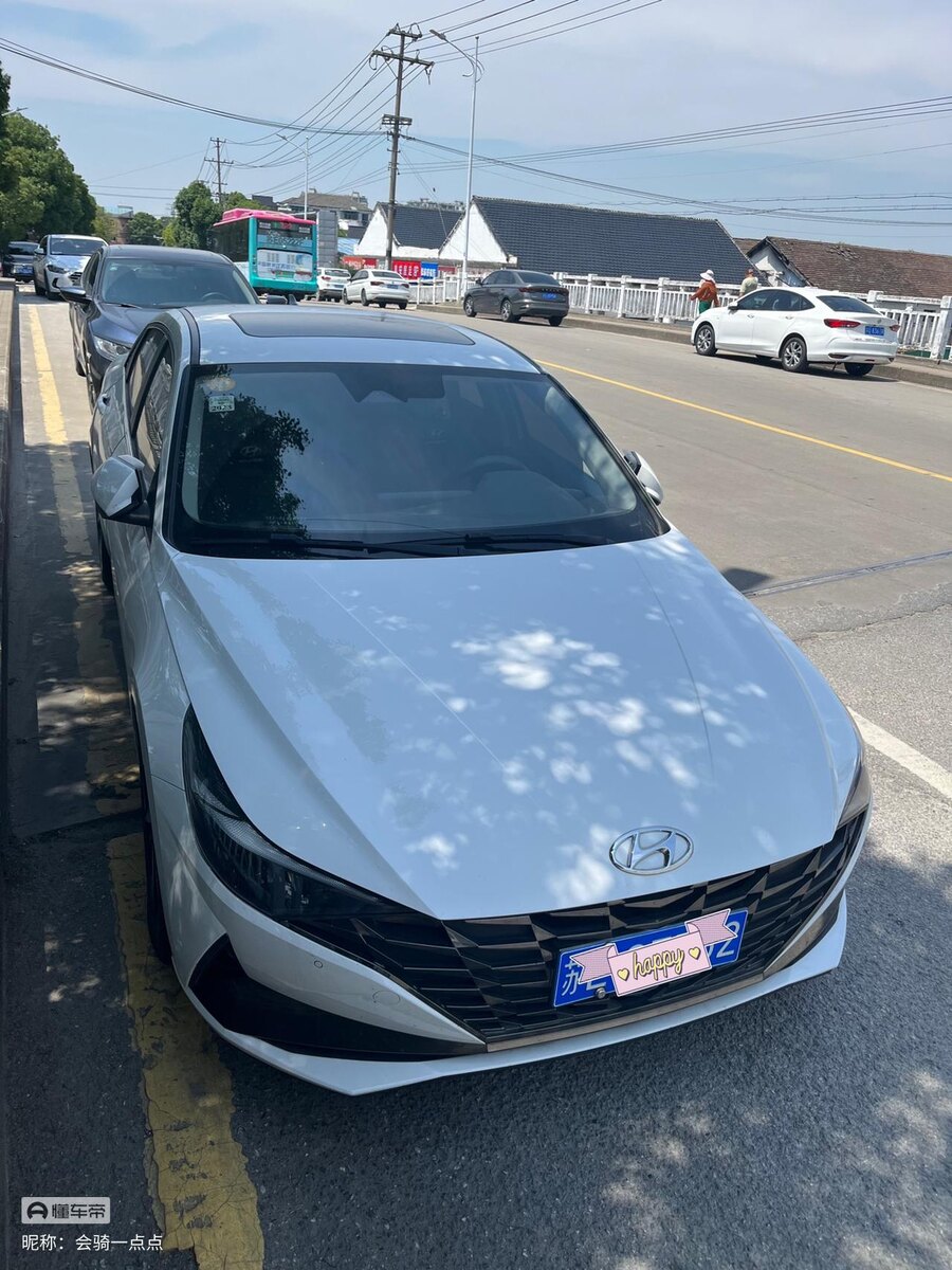 Фото 1. Передняя часть Hyundai Elantra.