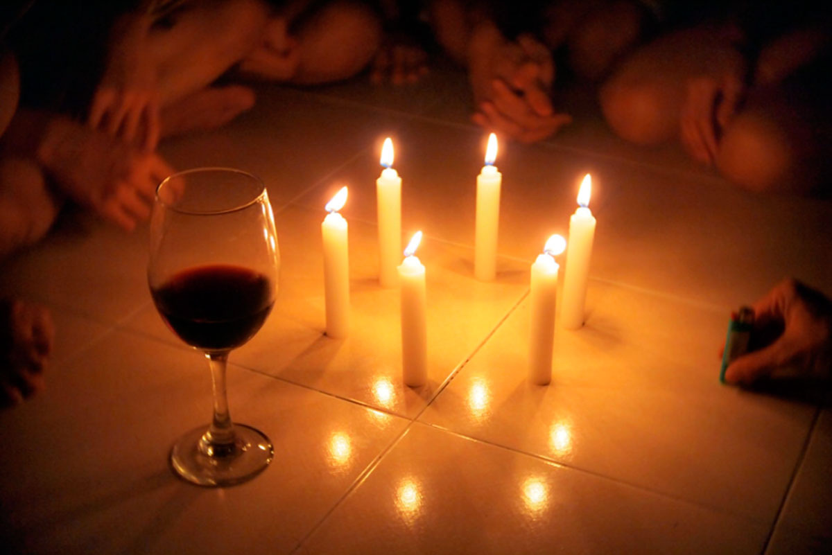 В этой тишине рождается нечто удивительное — настоящий разговор