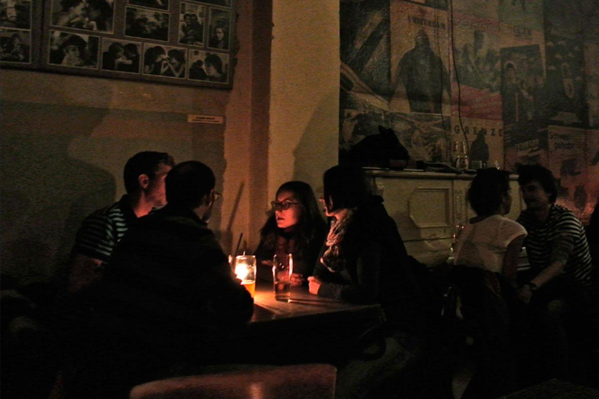 В диалогах искали ответы на вечные вопросы: добро и зло, страх и смерть, любовь и предательство