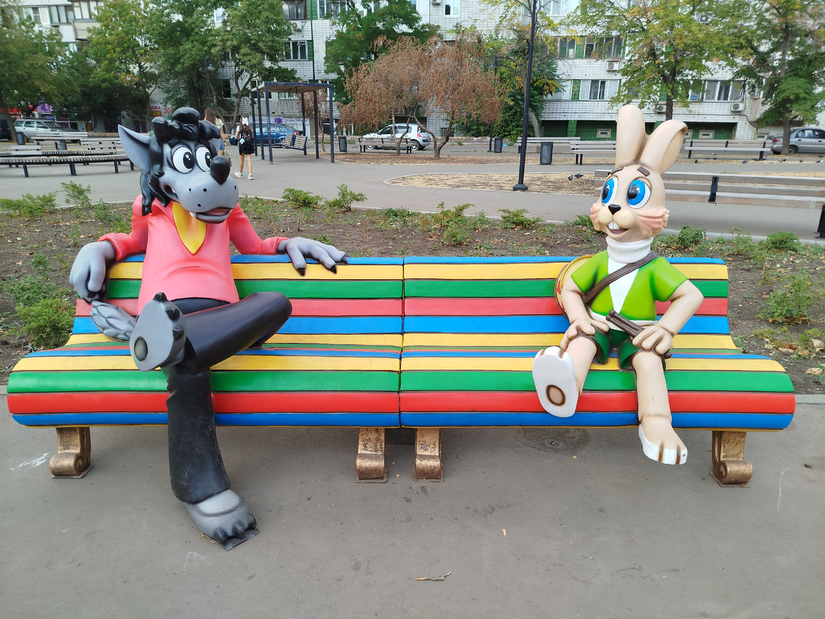 Заяц и Волк из знаменитого советского мультфильма "Ну, Погоди!".