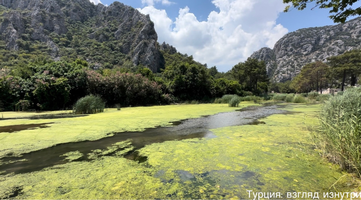 Река Акчай (раньше Олимпос) измельчала и покрылась зеленой ряской, но когда-то ее полноводные воды позволяли кораблям заходить в город прямо с моря.