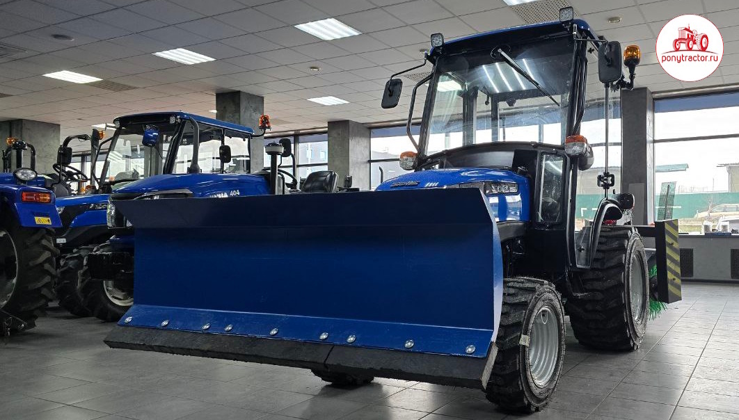 Мини-трактор Solis 26 c теплой кабиной. Колеса по желанию клиента могут быть индустриальные (как на фото), сельскохозяйственные ("елочка") или газонные. На трактор установлен гидропоротный снегооотвал и коммунальная щетка. Фото автора.