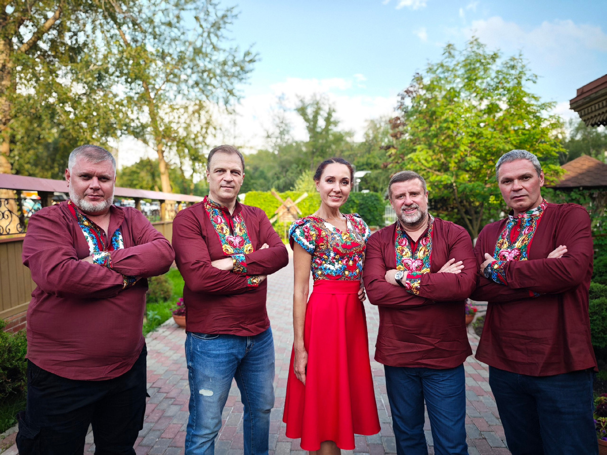 Рубахи и платье главных героев фильма "Умная помощь" с отделкой из павловопосадских платков - исконно русская роспись