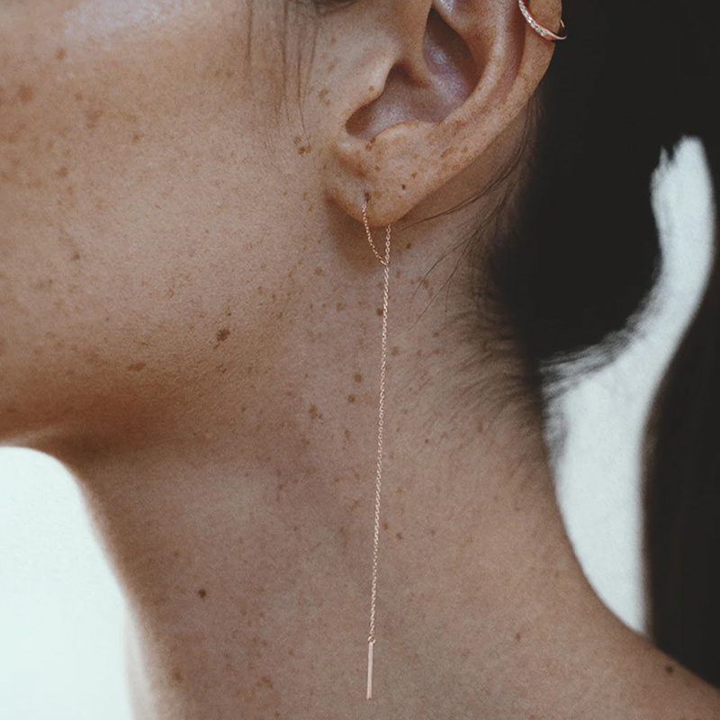 На фото: серьга Vanrycke Calamity Jane из розового золота с бриллиантами и рубинами