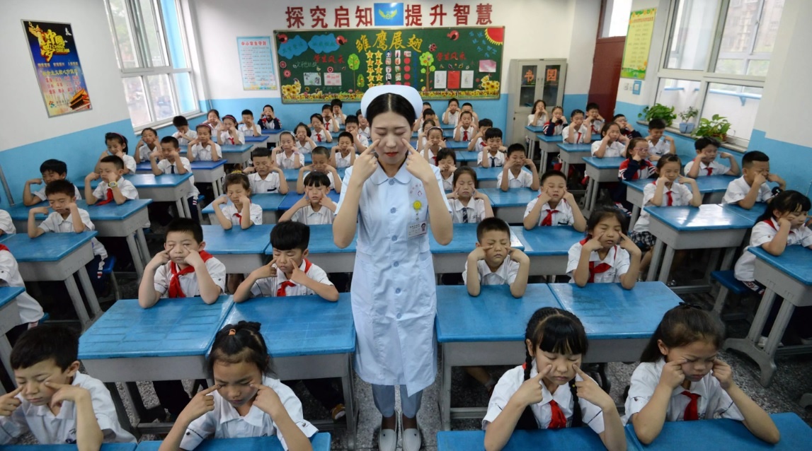 В этом классе около 70 детей, и все дружно выполняют упражнения для глаз. /из доступного фонда Яндекс.Картинки/