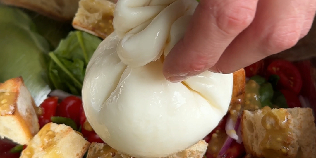 Салат с бурратой и гренками 🥗