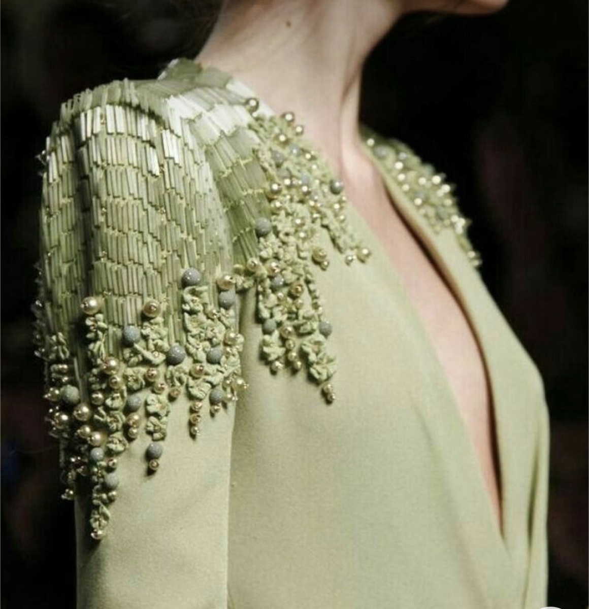 Оформление плечика платья стеклярусом и бисером 