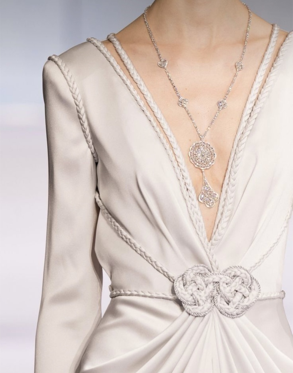 Детали платья. Морской узел на поясе из шелковых нитей