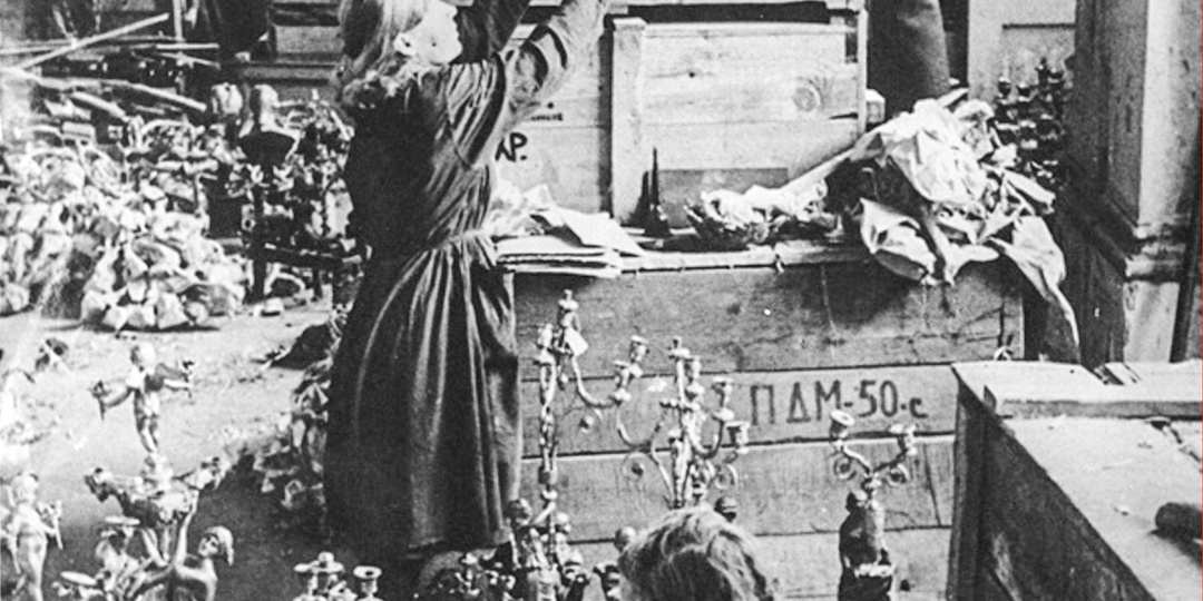 «В опустевших залах гулко отдавался стук молотков при заколачивании ящиков»