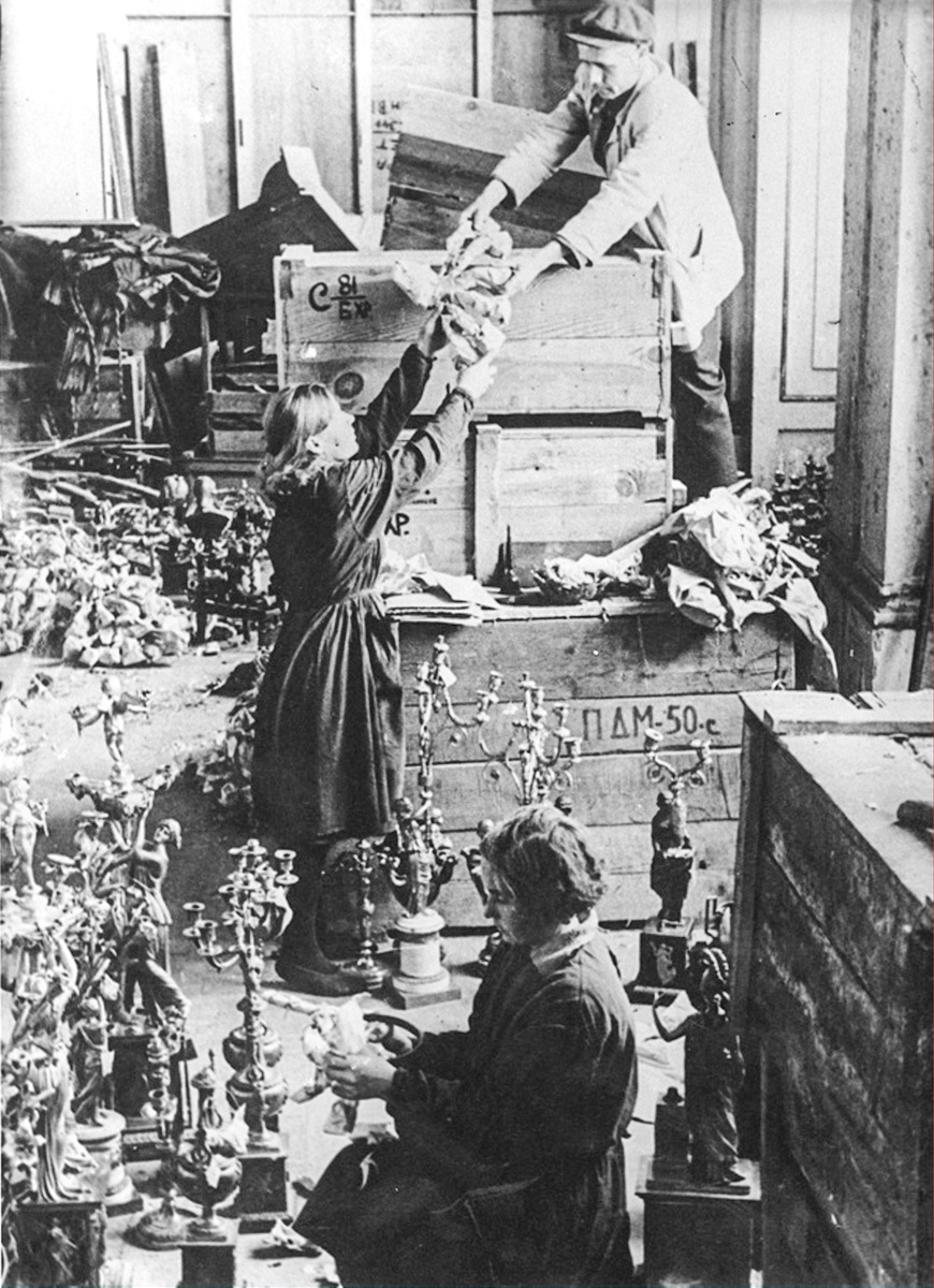 Сотрудники музея за распаковкой предметов, вернувшихся из эвакуации. Послевоенная фотография. Фотография из коллекции ГМЗ «Царское Село»