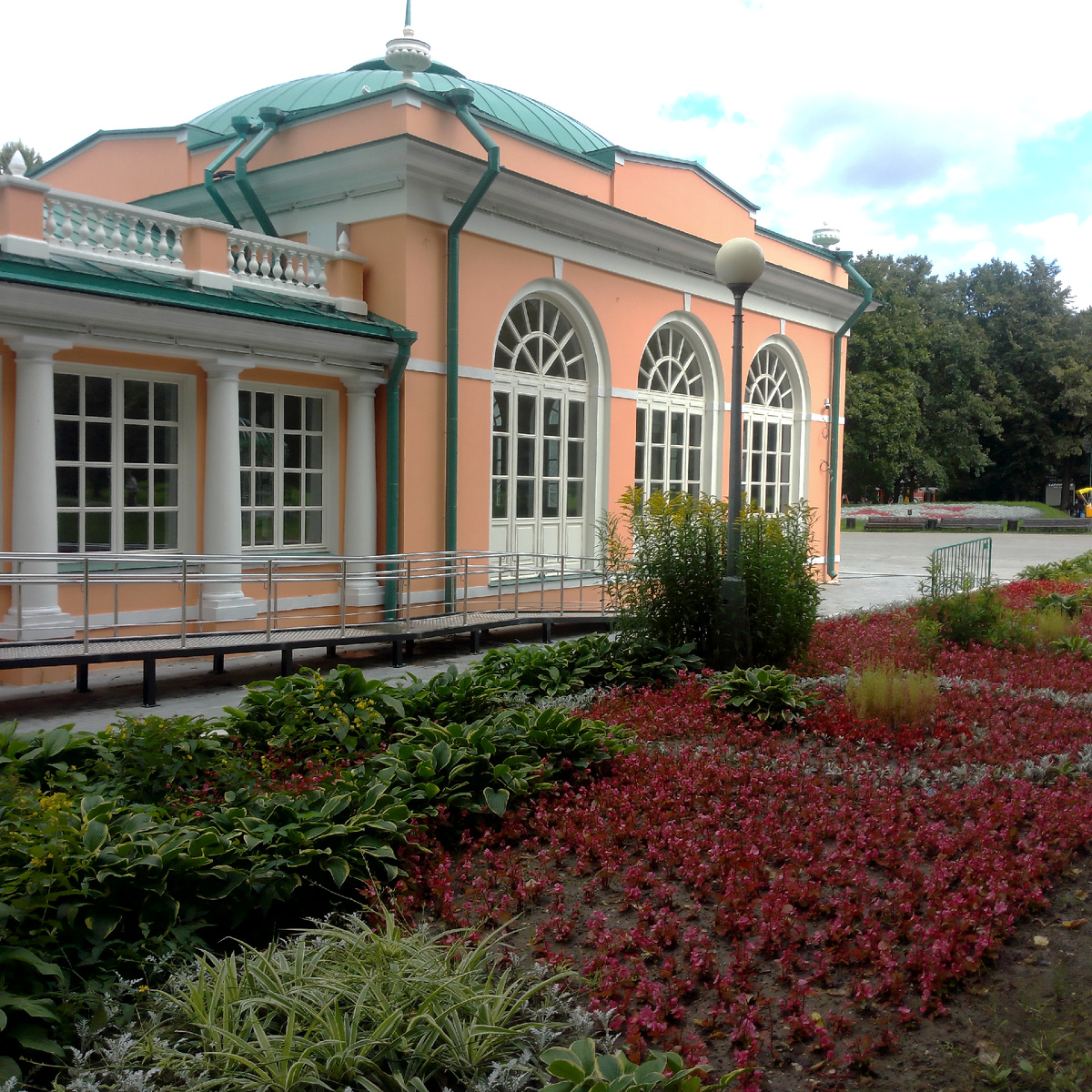Бывшее здание оранжереи, сегодня одно из красивейших на территории усадьбы.