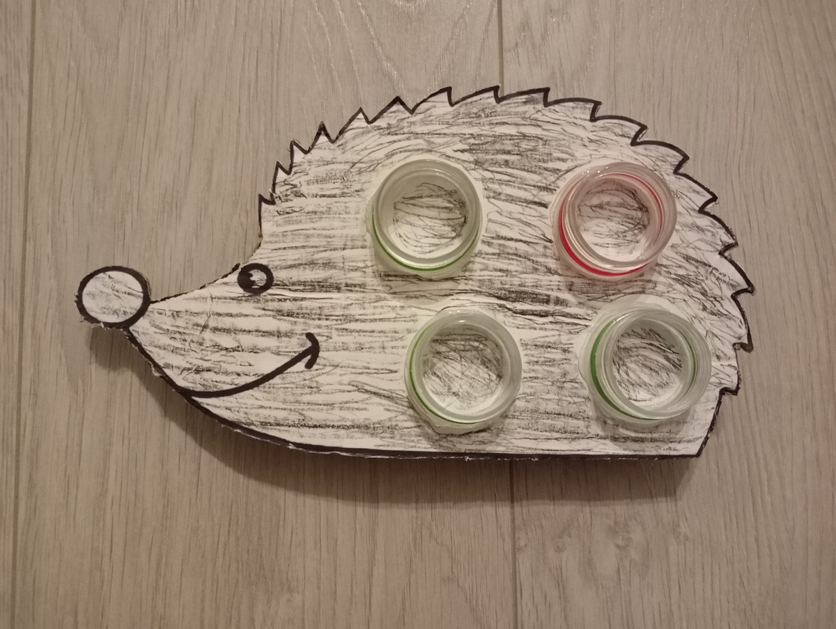 Наклеил горлышки от бутылок