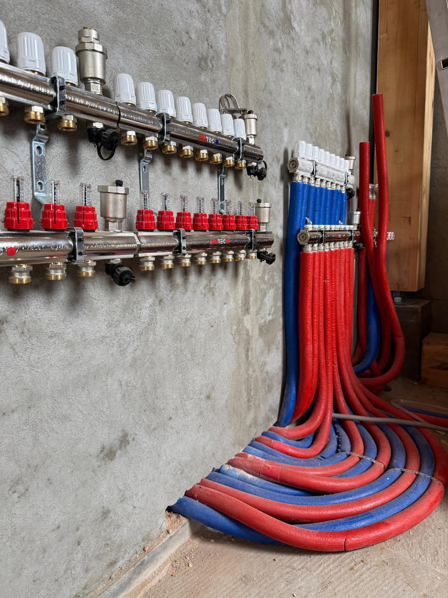 Идет монтаж теплового пункта в деревянном доме