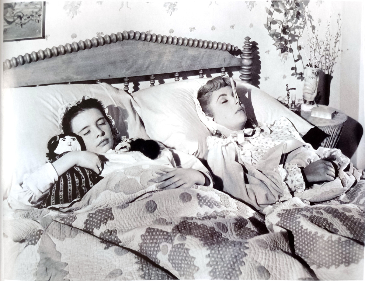 Тейлор в блондинистом парике (справа) в роли Эми, тщеславной третьей сестры Марч в адаптации произведения Луизы Мэй Аскотт «Маленькие женщины» (1949) производства студии МОМ. Эми спит с прищепкой на носу, чтобы выпрямить его. Слева Маргарет О’ Брайан в роли младшей сестры Эми Бет.