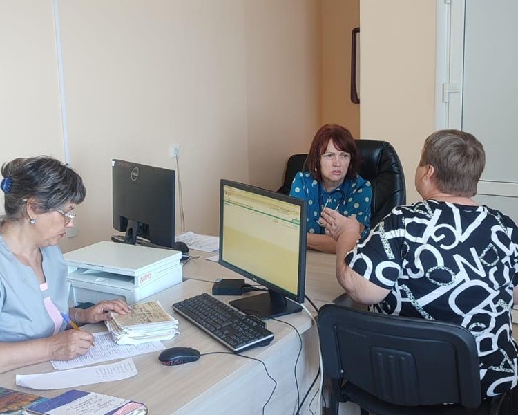     В ходе выездного приема в Тимском районе 8 человек отправили в больницу