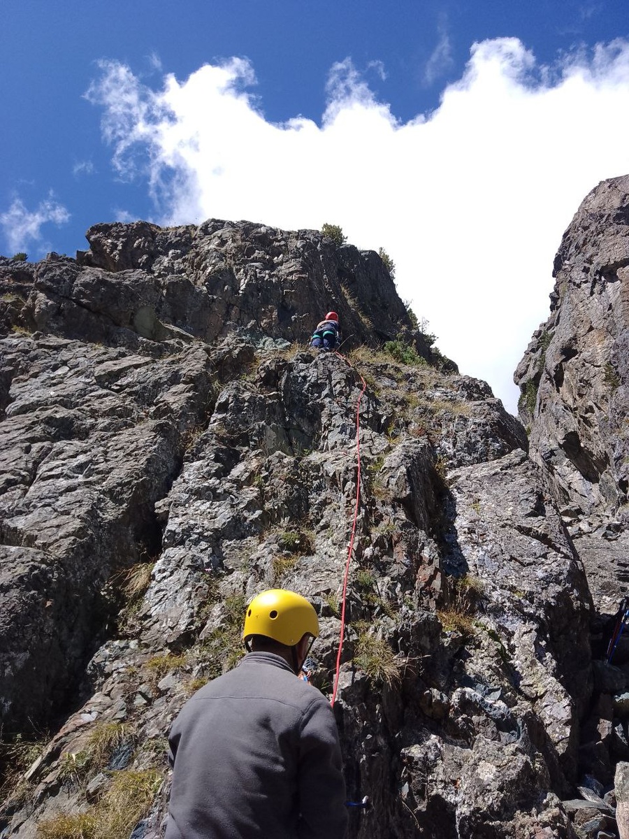 Желтая каска - муж, красная каска - я. 